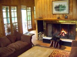 LIVING ROOM WITH FIREPLACE - LODGE YELCHO RIVER