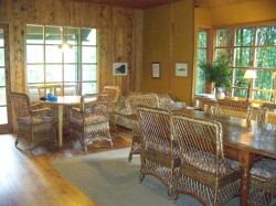 DINING AREA, FLY TYING AND GAME AREA - LODGE YELCHO RIVER